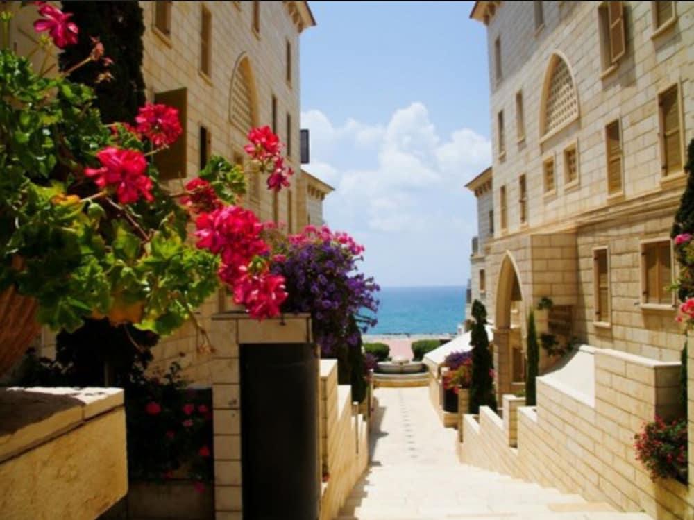 Andromeda Hill Apartments And Spa Tel Aviv Eksteriør billede